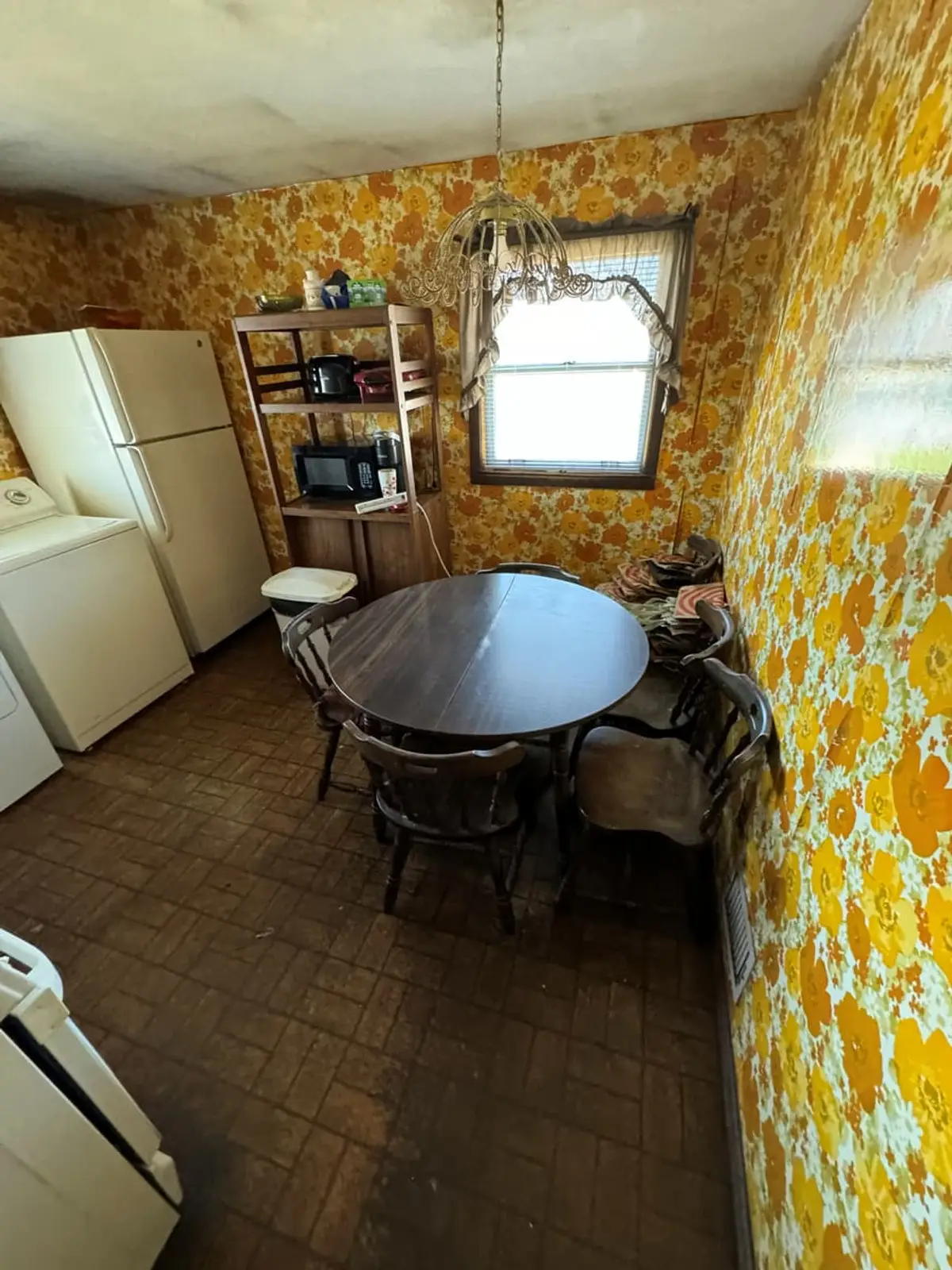 Selling without a realtor in Valley Stream: eat-in kitchen with bold gold floral wallpaper
